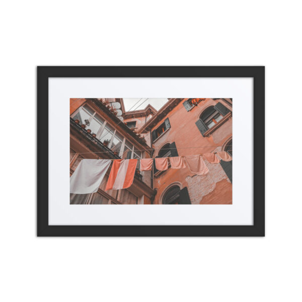 Hanging clothes in Venice - Image 2