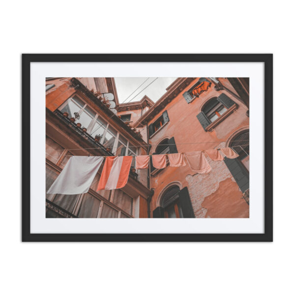 Hanging clothes in Venice - Image 4