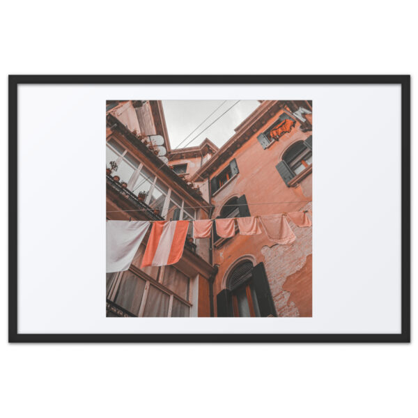 Hanging clothes in Venice - Image 5