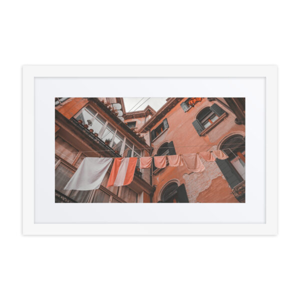Hanging clothes in Venice - Image 7