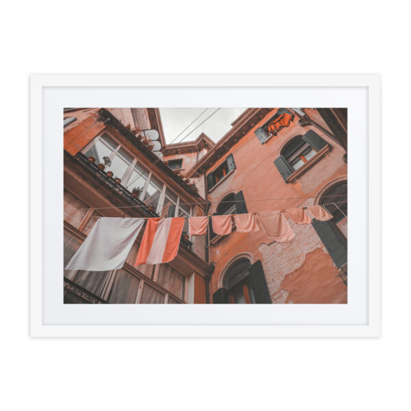 Hanging clothes in Venice - Image 9