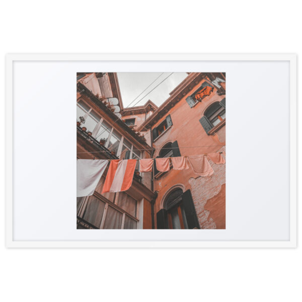 Hanging clothes in Venice - Image 10